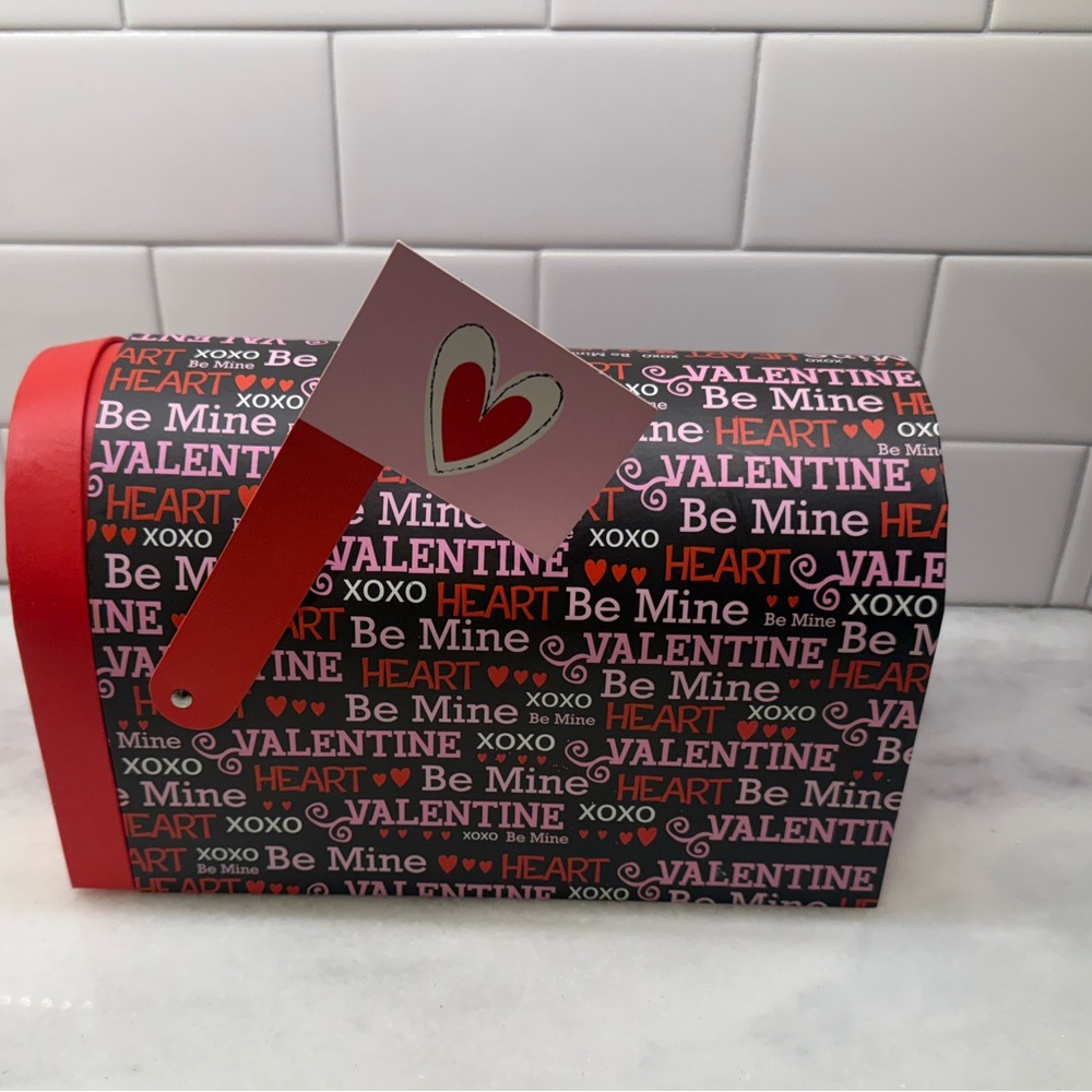 Valentine's Day Cardboard MAILBOX LOVE KISS Hinged Cardboard Mailbox EUC